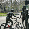 玻璃鋼仿銅樹脂一家三口聊天人物雕塑戶外園林景創(chuàng)意大型商業(yè)街