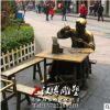 城市民俗小品雕塑玻璃鋼人物雕塑定制做商業街修補匠傳統文化雕塑