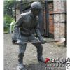 戶外園林景觀雕塑定制玻璃鋼石油工人鐵路工人雕塑勞動人物雕塑