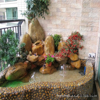 佛山 石頭 水景 欄桿 藤椅 吊籃 陶罐水草 現(xiàn)代私家陽臺(tái)花園
